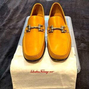 Ferragamo Gancini loafer lightly worn. Excellent condition.